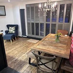  Apartment •mangohauslondon• •airconditioned•garden•fire Pit• United Kingdom